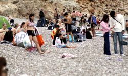 Antalya’nın Konyaaltı Sahili’nde bayram yoğunluğu