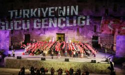 Antalya’nın tarihi antik tiyatrosunda unutulmaz şenlik