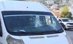 Antalya’da öğrencilerin bulunduğu servis aracına sopalı saldırı
