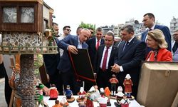 Antalya valisi ve Büyükşehir Belediye Başkanı 19 Mayıs’ı vatandaşlarla kutladı