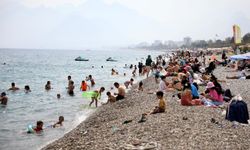 Antalya’nın Konyaaltı Sahili doldu taştı