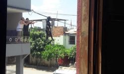 Firar eden keçinin başına gelmeyen kalmadı.. Damdan atladı, elektrik tellerine asılı kaldı