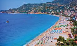 Antalya’nın halka açık plajını işgal ettiler… Vatandaşlar belediye başkanına seslendi