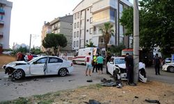 Antalya'da trafik kazası geçiren anne, çocuğunu kucağından indirmedi