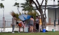 Antalya’da yazın ortasında birdenbire başlayan sağanak zor anlar yaşattı…Sahilde güneşlenen turistler ne yapacaklarını şaşırdı