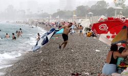 Antalya’ya tatile gelen turistlere yağmur şaşkınlığı.. Denizde yüzerken yağmura yakalandılar