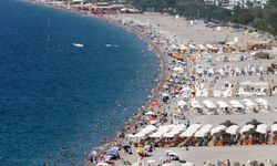 Antalya’da bayramın ilk günü sahiller dolup taştı…