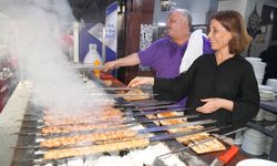 O belediye başkanı hem kebap yaptı hem sorun dinledi