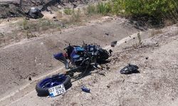 Isparta-Antalya karayolunda bayramın ilk günü meydana gelen kazada 2 kişi öldü 2 kişi yaralandı