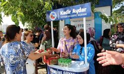 Ceyhan Belediyesi öğrencileri düşündü su ve tatlı dağıttı