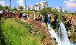 Antalya’da bulunan dünyaca ünlü şelalede turistler yasak dinlemedi