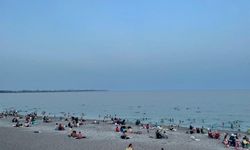 Konyaaltı’da vatandaşlar ücretsiz plajları tercih etti, sahildeki mekanlar boş kaldı…
