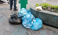 Antalya’nın o caddesi çöplere esir oldu… Vatandaşlar yetkililere seslendi