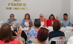 CHP Finike Kadın Kolları’nda bayrak değişimi