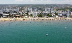 Mersin’deki sahillerde bayram yoğunluğu… Sahillerde adım atacak yer kalmadı