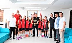 Şampiyon kızlar Başkan Ümit Uysal'ı ziyaret etti