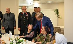 Antalya Vali Vekili Arat, yaşlıları ziyaret etti, vatandaşla bayramlaştı