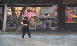 Antalya’da beklenen sağanak yağış başladı… Antalya’nın o yolunda trafik felç oldu
