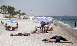 Antalya’nın ünlü sahilindeki fiyatlar turistleri bile şaşırttı… Sahil işletmecileri fiyat artışı yapmadık diyor