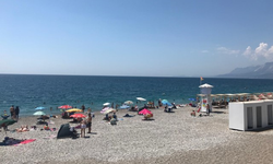 Antalya'nın ünlü sahili şemsiyelerle kaplandı