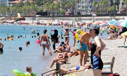 Antalya kavruldu… Antalyalılar dünyaca ünlü Konyaaltı Sahili'ne akın akın gitti