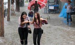 Adana'da dans ettiren yağış... Adana serinledi