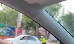 Antalya’da kaza yapan sürücünün rahatlığı polisi sitem ettirdi… Polisin tepkisi vatandaşları gülümsetti