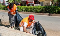 Antalya’da belediye başkanı sokak sokak çöp topladı