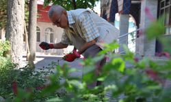 Kolunda platin bacağındaki protezle 86 yaşında her gün cami temizliyor