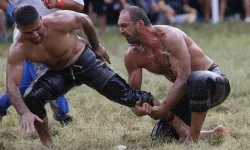 Korkuteli’nde Çeyrek finalistler belli oldu… Ali Gürbüz rüzgarı sürüyor. Bakın çeyrek finale hangi başpehlivanlar kaldı?