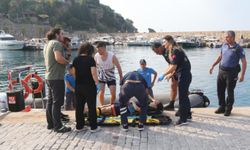 Plaja giderken merdivenden kayalıklara düşen kadın yaralandı