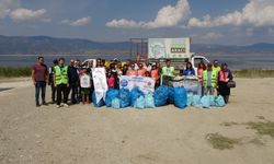 Kuralıkla boğuşan Burdur Gölü'nün çevresi temizlendi