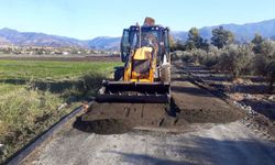 Hatay’ın Arsuz Belediyesi, mahallelerde yol bakım ve dolgu çalışmaları gerçekleştiriyor