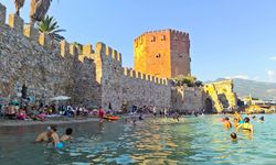 Turizm merkezi Alanya’nın tarihi güzelliğinde deniz keyfi