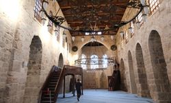 Antalya’nın “Kesik Minaresi” olarak bilinen camisi Şehzade Korkut Cami turistlerin gözdesi oldu