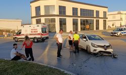 Antalya’da bir otomobil refüje çıkıp trafik ışıklarına çarptı