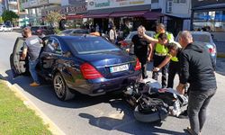 Motosiklet sürücüsü duran otomobilin altına girdi