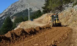 Antalya Büyükşehir Belediyesi’nden yayla yollarına konforlu ulaşım… 20 kilometrelik çalışma yapılıyor