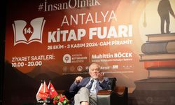 Antalya Kitap Fuarı’nda İlber Ortaylı'ya yoğun ilgi...  Gençlere tavsiyeler verdi