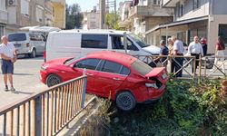 Antalya’da kaza yapan İrlandalı sürücünün otomobili asılı kaldı