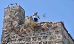 Kaçırıldığını iddia ettiği oğlunun bulunması için Antalya’nın tarihi kale burcuna çıktı