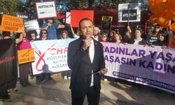 Antalya’da kadın ve çocuk cinayetlerine balonlu protesto düzenlendi