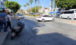 Antalya’da ticari araca çarpmamak için motosikletten atladılar