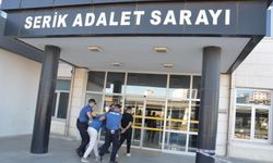 Antalya’da servis aracı bekleyenleri kurşun yağmuruna tuttular