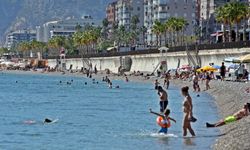 Antalya, sonbaharın ortasında yazdan kalma günler yaşıyor