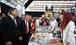 Antalya Valisi Hulusi Şahin,  Antalya Kitap Fuarı’na ziyarette bulundu