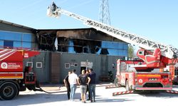 Antalya’da yedek parça deposundaki yangın büyümeden söndürüldü