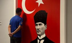 Mustafa Kemal Atatürk’ün görselini ayağıyla ezen yabancı uyruklu şahıs yakalanıp tutuklandı