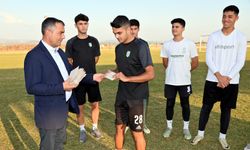 Manavgat Belediye Başkanı Niyazi Nefi Kara’dan genç futbolcuları ödül