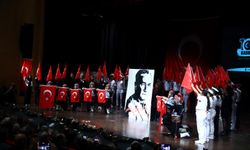 Antalya Büyükşehir Belediye Başkanı Muhittin Böcek Atatürk Anıtı’na çelenk sundu